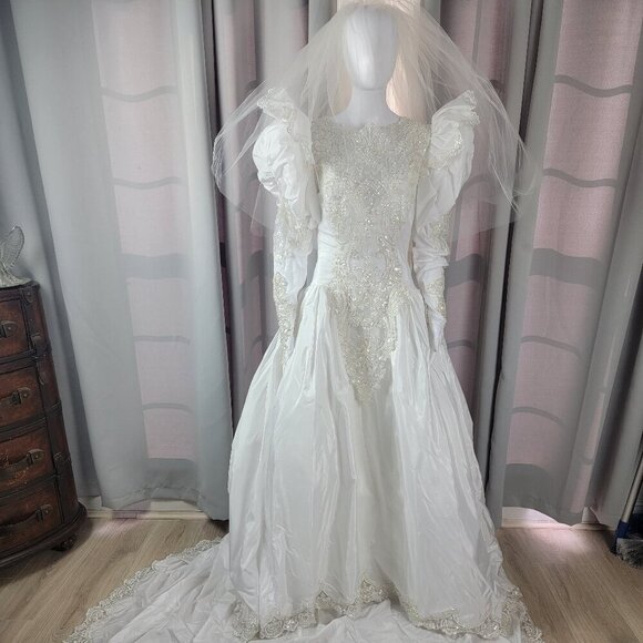 Vintage Demetrios Fit and Flare Ivory Wedding Dress With Veil. Size 4 Approx. - Picture 1 of 14